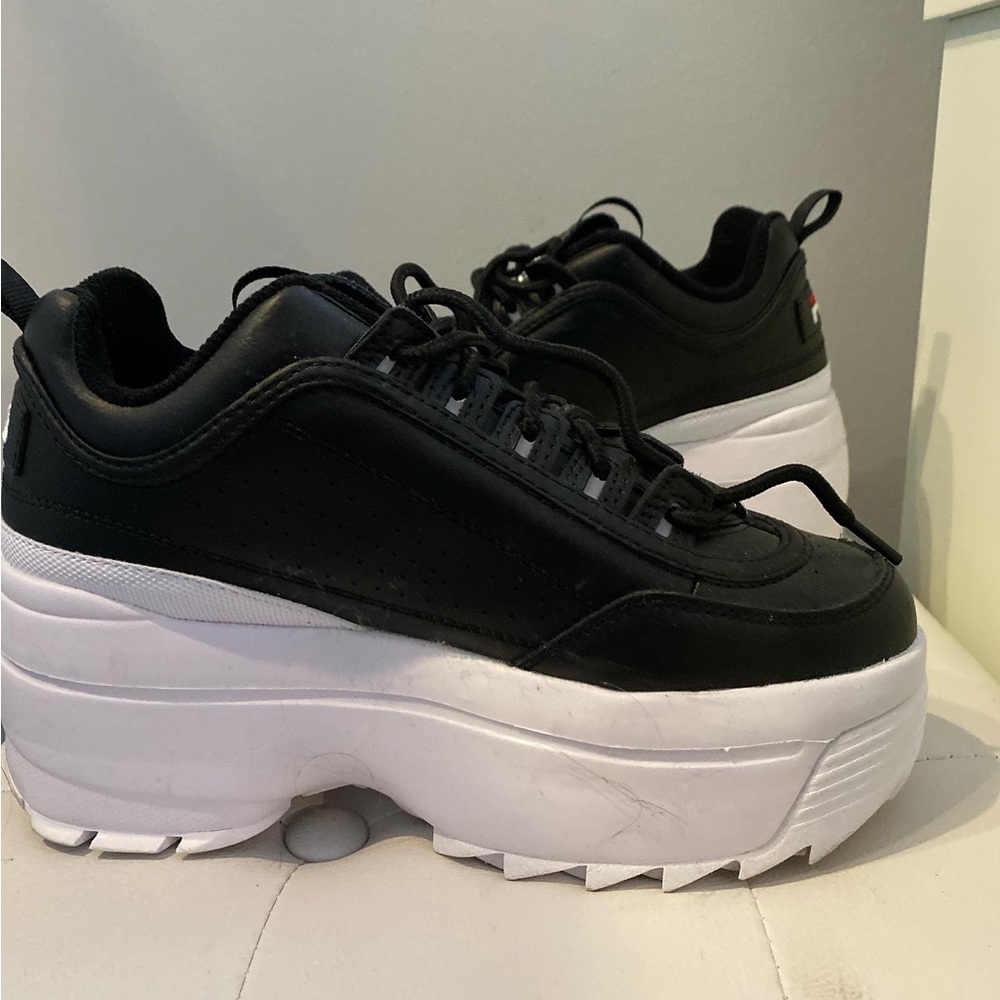 Black platform filas